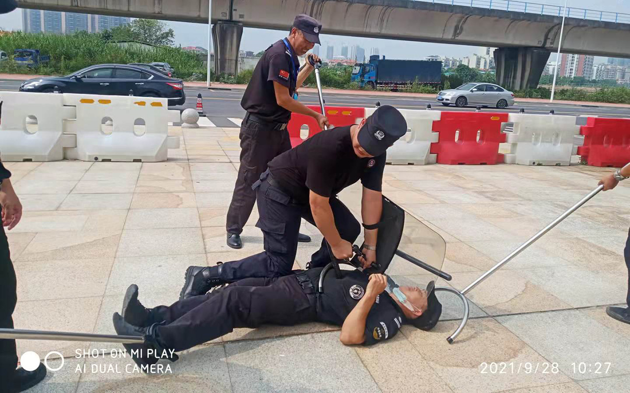 【技能培訓(xùn)】為鞏固國(guó)慶長(zhǎng)假安全守護(hù)工作，崗位展開(kāi)節(jié)前安全防暴演練活動(dòng)