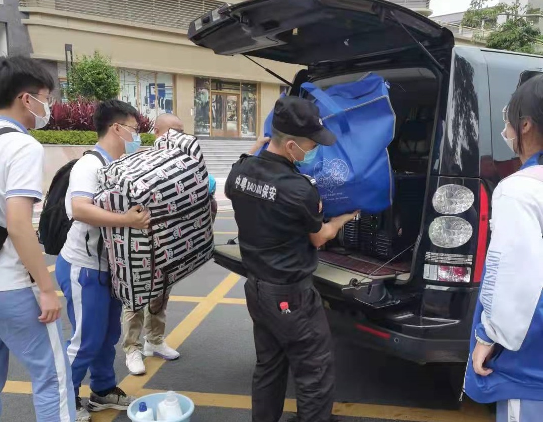 學(xué)期伊始，我司駐點(diǎn)隊(duì)員迎接學(xué)生安全返校